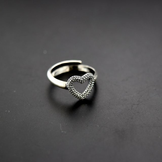 Anello cuore puntinato